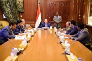 هادي يوجه وزير المالية ومحافظ البنك اتخاذ خطوات لوقف تدهور العملة الوطنية