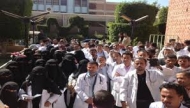 النيابة تحقق مع اثنين من أطباء مستشفى الثورة وسط استمرار الإضراب