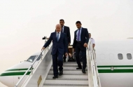 العليمي خلال وصوله مطار عدن الدولي
