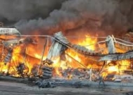 حريق يلتهم سوق شعبي لبيع الملابس بعدن  