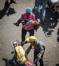 الطفلة أثناء نقلها إلى المستشفى عقب التفجير 