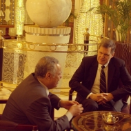 السفير الامريكي يلتقي محافظ عدن الجديد ويعتزم فتح مكتب للسفارة في عدن