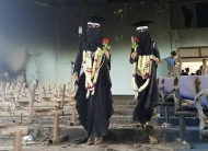 طالبات بختفلن بتخرجهن من جامعة تعز على انقاذ ركام الدمار الذي خلفته الحرب في أحد قاعات الدراسة - صورة متداولة