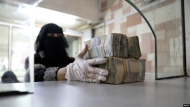 إيقاف بيع وشراء العملات الأجنبية جنوبي البلاد