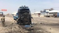 مقتل جندي وإصابة مسؤول أمني و3 من المارة بانفجار سيارة مفخخة شمالي عدن