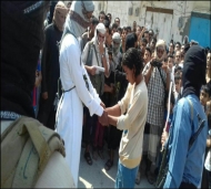 صورة لعناصر القاعدة يجلدون احد شباب مدينة المكلا بتهمة الزنا 