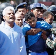 صورة عبد العزيز الاسود لحظة إمساكه من قبل مسلح حوثي في ساحة الإعدام قبل تنفيذه وتظهر إعاقته بوضوح